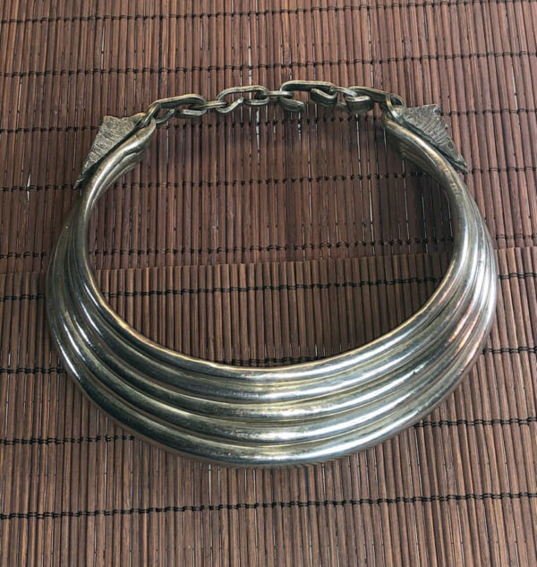 A Beautiful Hmong Xuav Txhuas Aluminum Necklace - Image 3