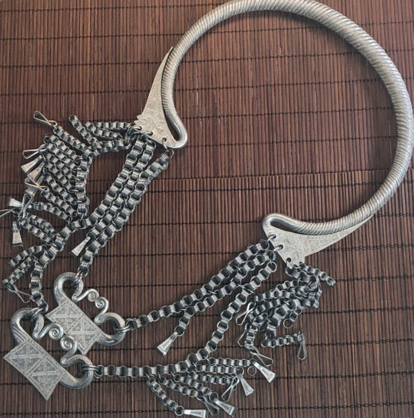 A Beautiful Hmong Xuav Txhuas Aluminum Necklace - Image 2