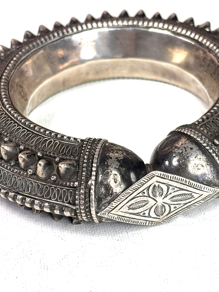 Beautiful Antique Silver Upper Arm Bracelet from Yemen - Image 3