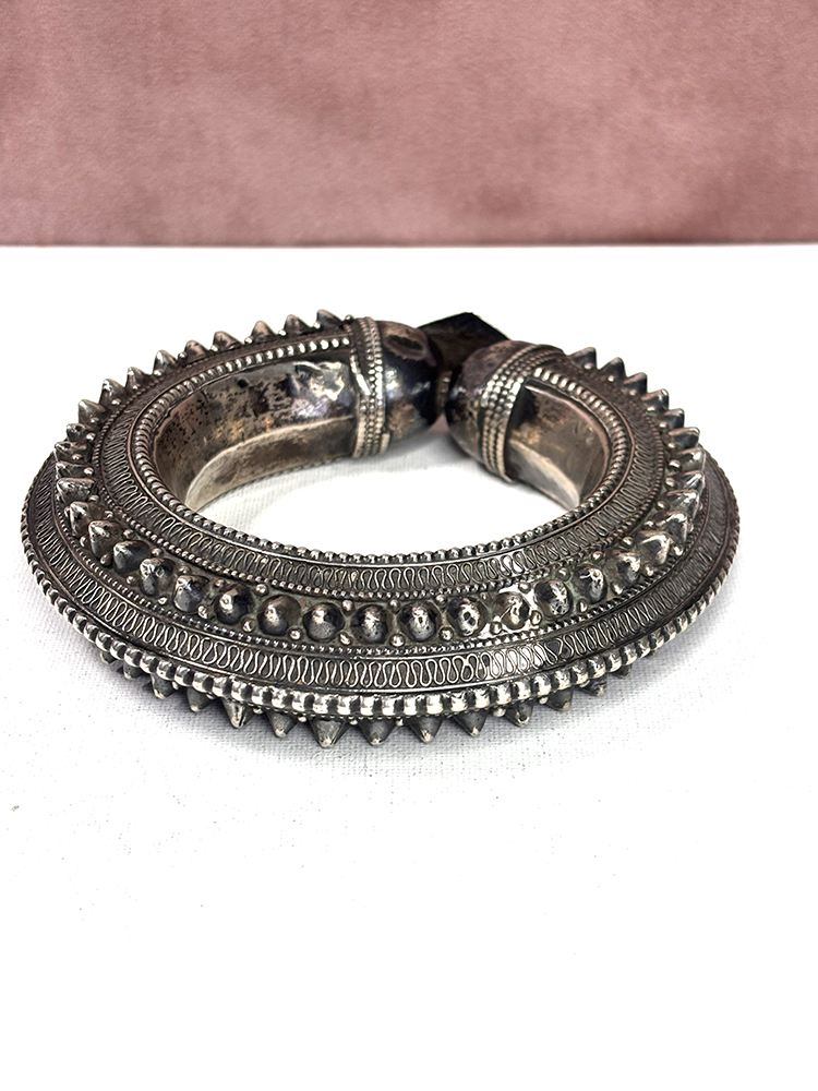 Beautiful Antique Silver Upper Arm Bracelet from Yemen - Image 2