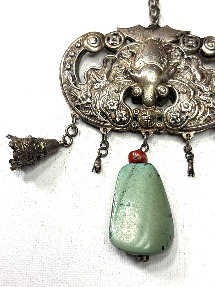Lovely Chinese Qing Bat with Large Turquoise and Agate Pendant - Image 4