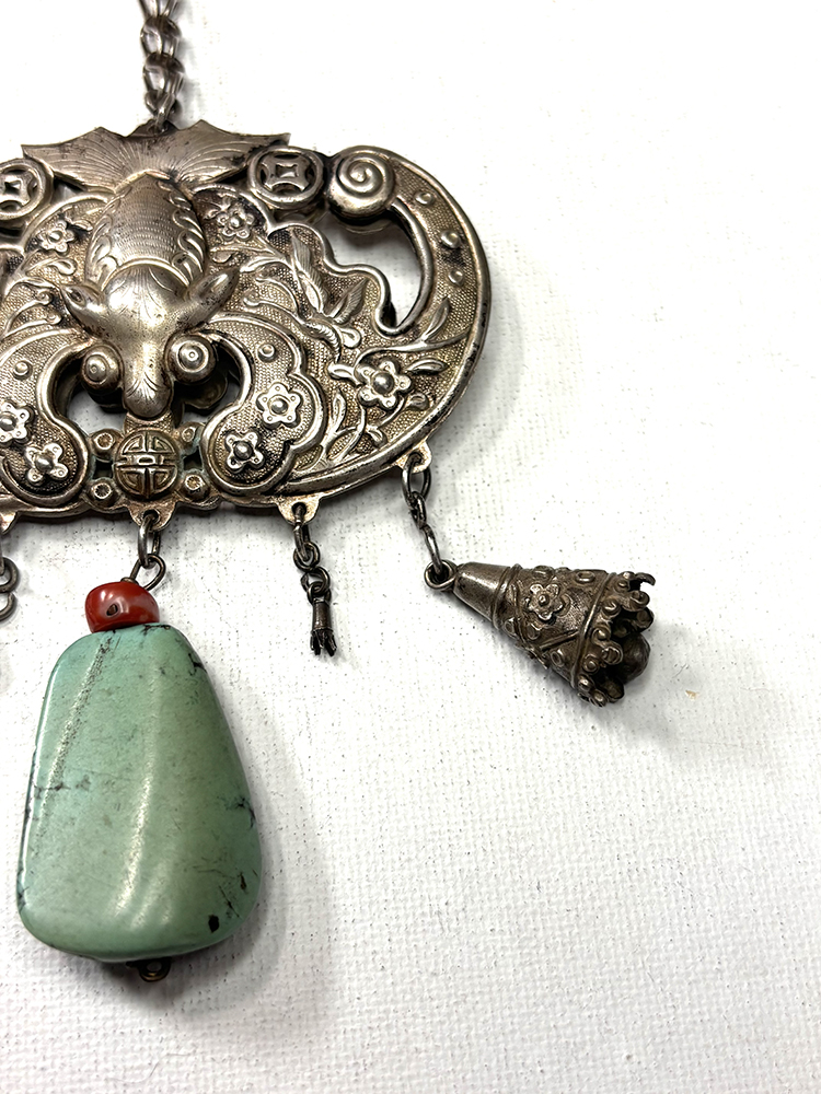 Lovely Chinese Qing Bat with Large Turquoise and Agate Pendant - Image 3